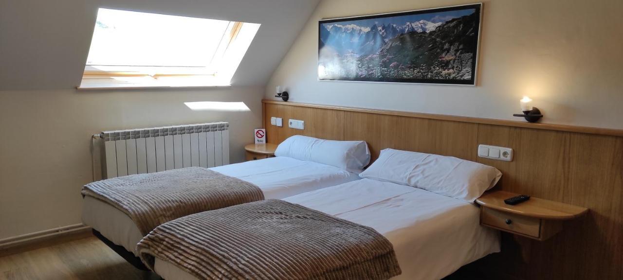 Hostal Mendilatz Orbaiceta Eksteriør bilde